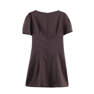 Robe courte marron foncé en coupe A-line avec taille ajustée et fermeture éclair au dos