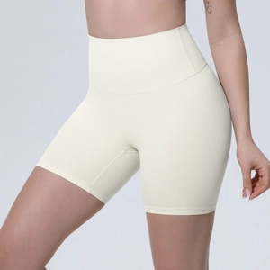 Gros plan sur le short de yoga taille haute crème montrant la texture mate respirante