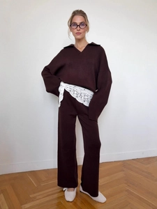 Dunkelbraunes Strickset für Damen mit Polo-Pullover und passender langer Strickhose