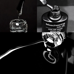 Vue détaillée de la texture du gel transparent avec pinceau et gouttelette de gel
