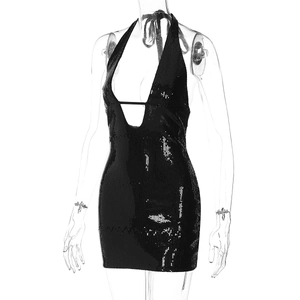 Détail de la robe dos nu à paillettes noires avec col en V profond et coupe ajustée