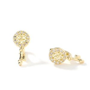 Eleganti orecchini a fiore cavo dorati con cristalli di zircone su sfondo bianco