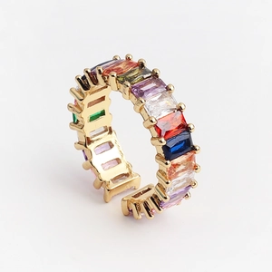 Vue détaillée de la bague arc-en-ciel ajustable avec zircons multicolores sur monture dorée