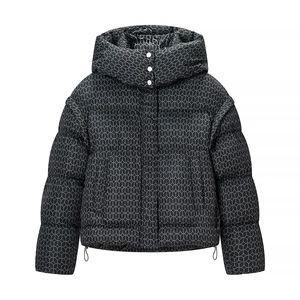 Detailaufnahme der Kapuzen-Pufferjacke mit geometrischem Druck und verstellbarem Kordelzug