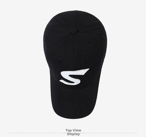 Bovenaanzicht van een minimalistische zwarte honkbalpet met wit 'S' logo borduursel