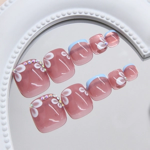 Unghie piedi finte French blu con disegni floreali bianchi e strass scintillanti