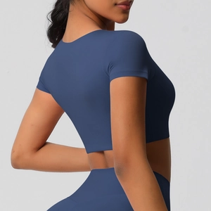 Vue détaillée du haut de yoga bleu marine montrant le tissu extensible et ajusté