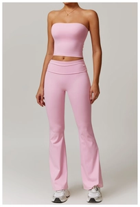 Détail de l'ensemble de yoga brossé rose comprenant un top tube et un legging évasé