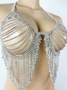 Detailansicht der silbernen Strass-Körperkette mit mehrlagigem Fransen-Design