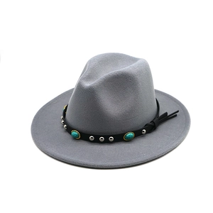 Dettaglio della fascia del cappello fedora grigio con pietre turchesi e borchie