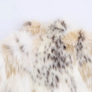 Dettaglio della consistenza in pelliccia sintetica con stampa leopardata a contrasto