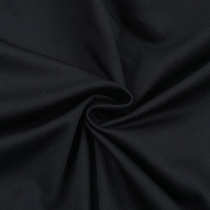 Détail macro du tissu tricoté noir montrant la texture et la fluidité de la matière
