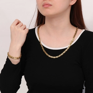 Détail de l'ensemble collier et bracelet à chaîne byzantine dorée avec fermoir