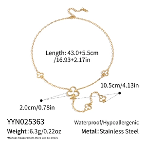 Dettaglio collana con quadrifoglio e misure, lunghezza 43 cm e peso in acciaio inox