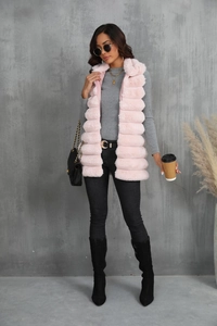 Gilet en fausse fourrure rose pour femme avec pull en tricot gris et bottes noires chic