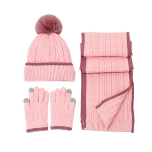 Detailansicht des rosa Winter-Sets mit Streifenmuster und Touchscreen-Handschuhspitzen