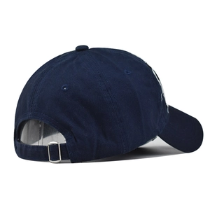 Detailansicht der verstellbaren Metallschnalle und Lasche hinten an der marineblauen Cap