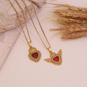 Colliers élégants à pendentif cœur doré avec émail rouge et strass étincelants