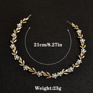 Détail du bandeau de mariée 21cm avec feuilles dorées, perles blanches et strass brillants