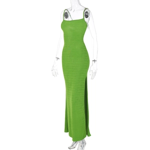 Détail d'une robe verte en maille avec fente latérale haute et ourlet à la cheville