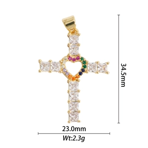Détails des dimensions 34,5x23,0mm d'un pendentif croix en cuivre doré avec zircons arc-en-ciel