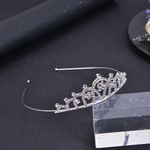 Detailansicht des silbernen Prinzessinnen-Diadems mit funkelnden Strasssteinen auf Schwarz
