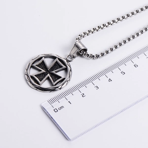 Retro stainless steel cross pendant necklace with box chain and 3.5cm diameter ruler measurement