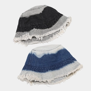 Chapeau bob en jean dégradé avec bords effilochés en bleu et noir délavé