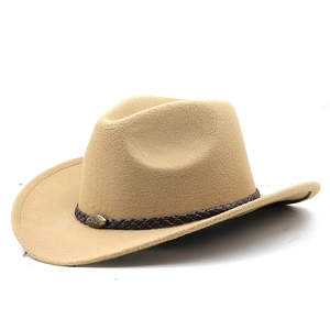 Détail d'un chapeau de cowboy en feutre kaki avec ruban tressé et boucle de buffle en métal