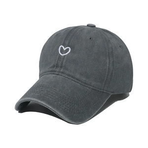 Détail de la broderie cœur blanc sur une casquette de baseball en coton gris foncé