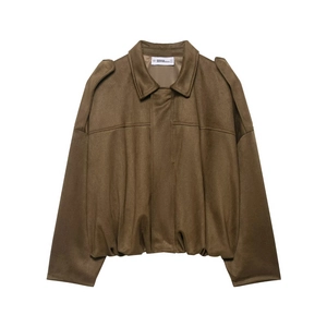 Détails d'un blouson aviateur marron avec revers, épaulettes et ourlet plissé élégant