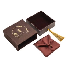 Coffret de rangement marron élégant avec gland doré et pochette en satin de luxe