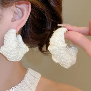 Orecchini a cerchio in maglia bianco crema con perni in argento stile vintage