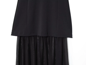 Détail de la robe noire élégante avec empiècement en tulle plissé et tissu solide fini