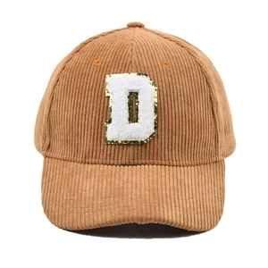 Braune Cord-Baseballkappe mit weißem Plüsch-D-Patch und goldenen Pailletten