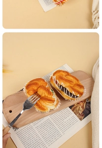 Modèles réalistes de croissants français avec glaçage chocolat et plateau en bois