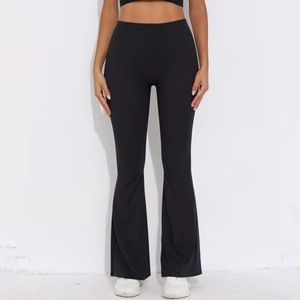 Detailansicht der schwarzen Schlag-Yogahose mit hoher Taille und sportlichem Stretch