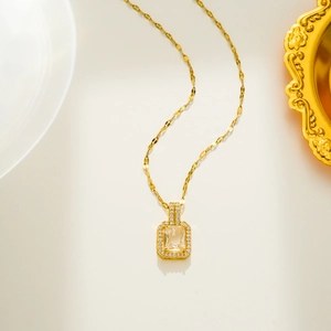 Détail du collier plaqué or 18 carats avec pendentif en zircone de couleur champagne