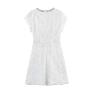Vue de dos robe courte blanche élégante avec texture rose et chaîne de diamants chic