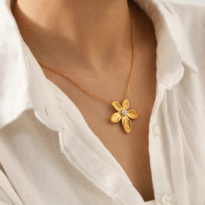 18K Gold Edelstahlkette mit Blumenanhänger und Perle auf einer feinen Gliederkette