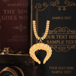 18k vergulde titanium ketting met halve maan hanger en zwart geweven koord
