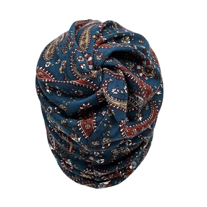 Détail du bonnet en maille cachemire à motif paisley bleu avec textures plissées