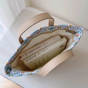Vue de dessus de l'intérieur d'un sac cabas floral montrant sa grande capacité pour des livres