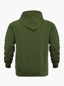 Detailansicht der Rauten-Jacquard-Struktur auf der Rückseite des grünen Hoodies