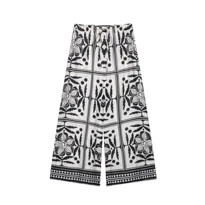 Détail du pantalon large avec imprimé floral ethnique noir et blanc et taille à cordon
