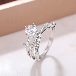 Franse stijl zilveren ring voor dames met sprankelende edelsteen en gelaagd ontwerp