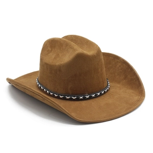 Détail de chapeau de cowboy en daim marron avec ruban en cuir tressé et bords larges