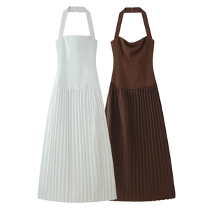 Elegantes Neckholder-Maxikleid mit Faltenrock, erhältlich in Weiß und Dunkelbraun