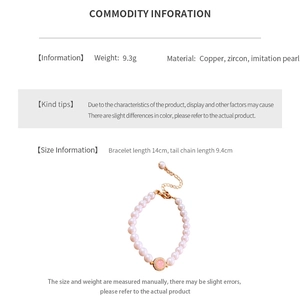 Détail d'un bracelet de perles avec pendentif en zircon rose et fermoir doré