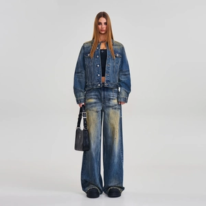 Giacca in denim slim fit e jeans a gamba larga in blu vintage con lavaggio giallo